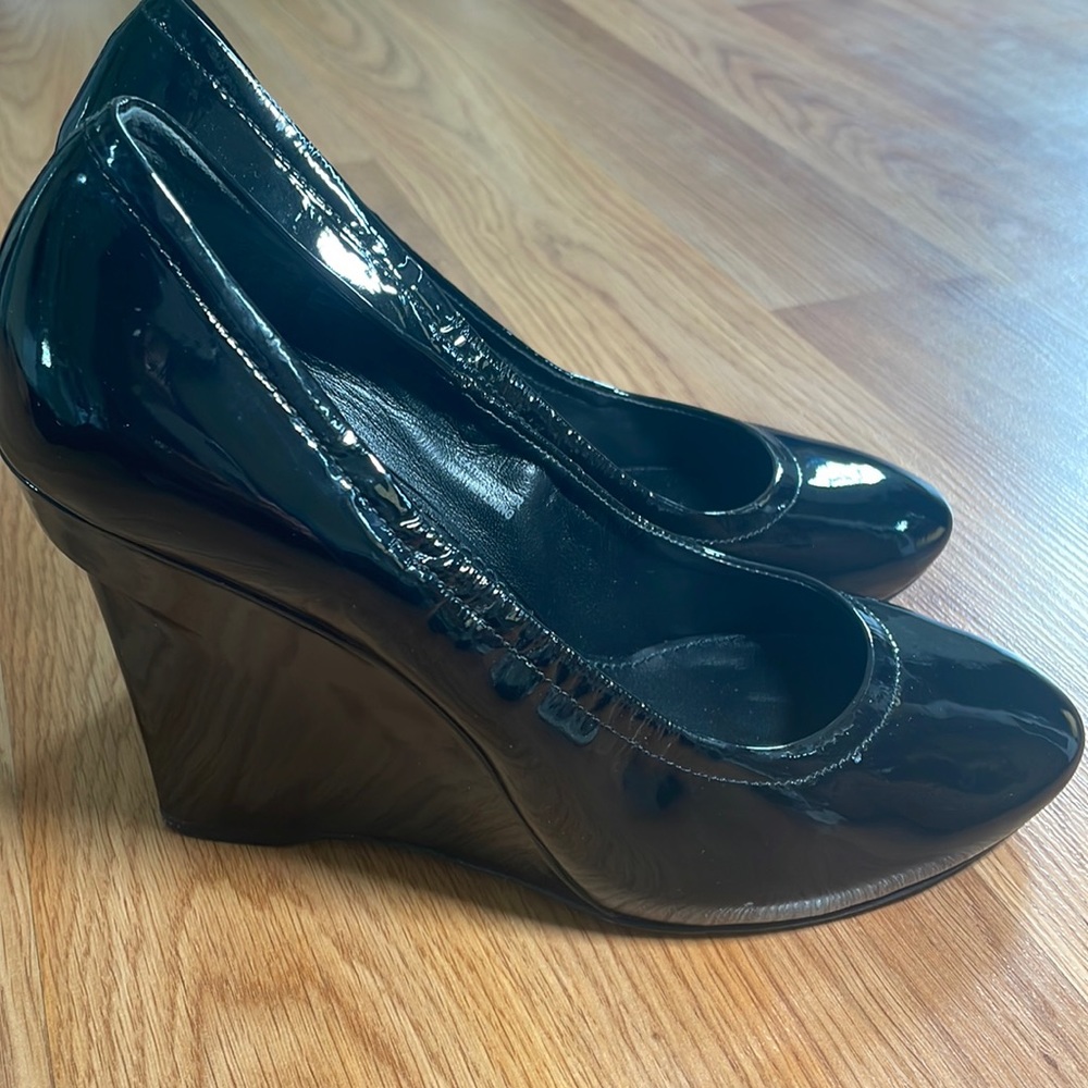 VERA WANG PATENT LEATHER WEDGE SIZE 8